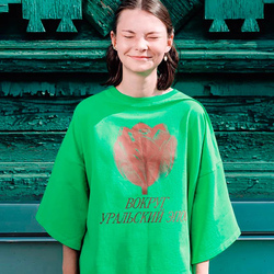 Печать логотипа на зеленой футболке — нанесение принта на оверсайз модель