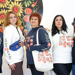 Футболки и худи с логотипом и цветной печатью — брендированная одежда на заказ