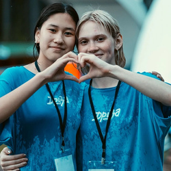 логотип на футболке методом дтф