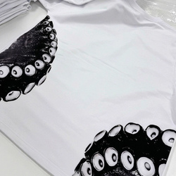 DTF принты на футболке с печатью в крое