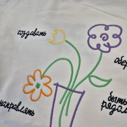 цветная вышивка на белой футболке