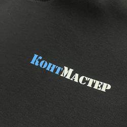 Печать логотипа на черной худи — нанесение фирменной надписи на одежду