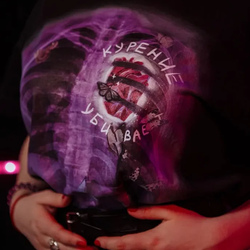 Полноцветная печать на футболке — яркий художественный принт на черной ткани