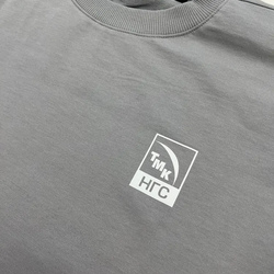 Футболка с минималистичным логотипом — аккуратная печать на хлопковой ткани