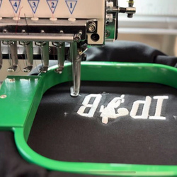 вышивка логотипа на толстовке — процесс машинной вышивки на одежде